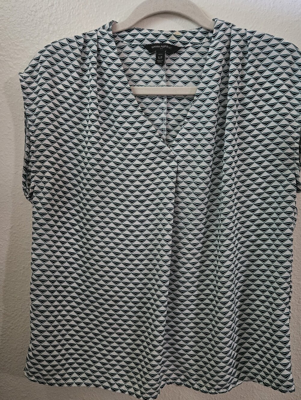 Banana Republic Geometric V-Neck Top SP Petite Green White Chevron Short Sleeve